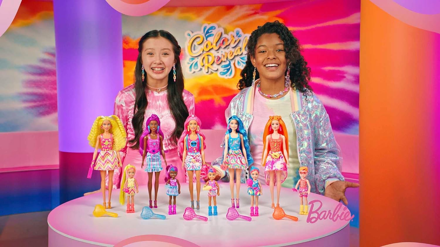 Barbie HCC90 - Chelsea Color Reveal-Puppe mit 6 Überraschungen, Neon Batik-Print und Farbwechsel; Geschenk für Kinder ab 3 Jahren