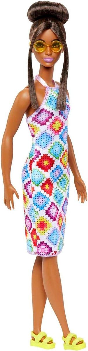 Barbie Fashionistas - Puppe Nr. 210 mit glamourösem Dutt und gehäkeltem Neckholder-Midikleid, Goldener Sonnenbrille und klobigen gelben Sandalen, für Kinder ab 3 Jahren, HJT07