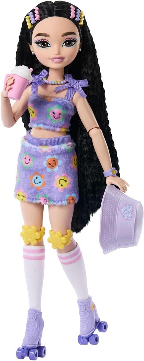 Barbie Dream Besties Puppe und Accessoires, bewegliche Barbie Renee Rollschuh-Modepuppe mit schwarzem Haar, 12 Zubehörteile zum Thema Video und Essen, JFX99