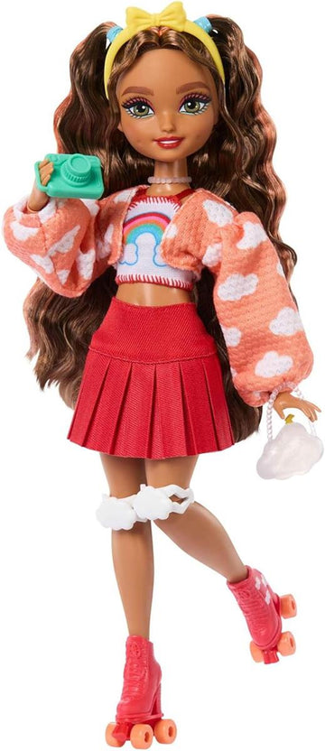 Barbie Dream Besties Puppe und Accessoires, bewegliche Barbie Teresa Rollschuh-Modepuppe mit blondem Haar, 9 Zubehörteile zum Thema Videospiel, JFX98