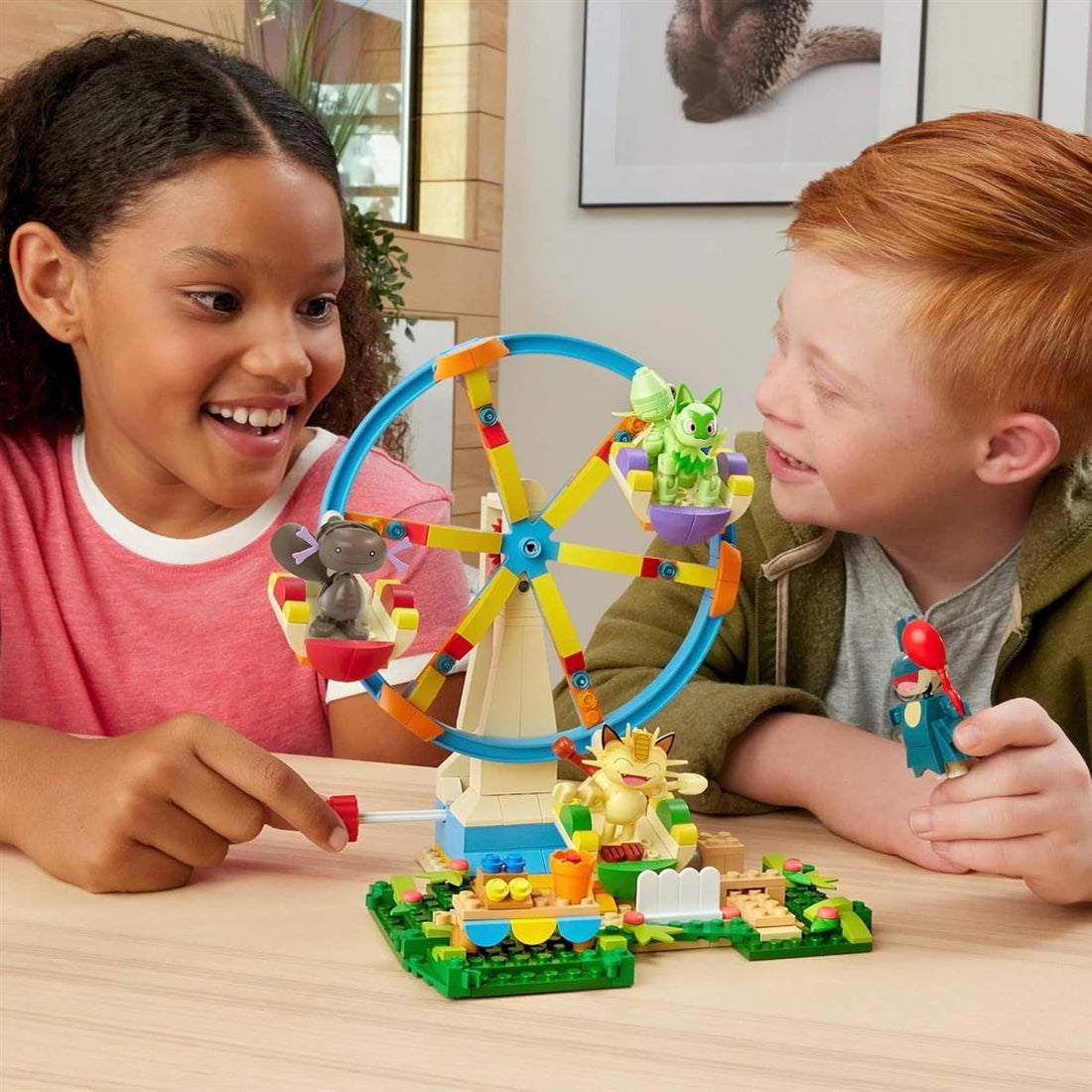MEGA Pokémon Actionfigur Bauspielzeug, Spaß auf dem Riesenrad mit 393 Teilen und beweglichem Felori, Mampfaxo, Mauzi und Felino, für Kinder, HXF80