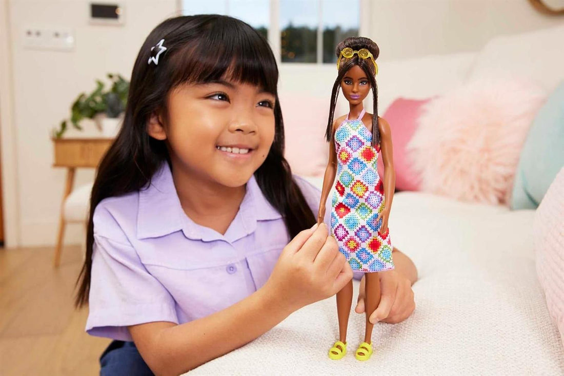 Barbie Fashionistas - Puppe Nr. 210 mit glamourösem Dutt und gehäkeltem Neckholder-Midikleid, Goldener Sonnenbrille und klobigen gelben Sandalen, für Kinder ab 3 Jahren, HJT07