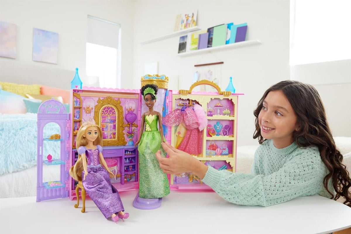 Mattel Disney Prinzessin-Schrankspielset mit 2 Kleidungsstücken, 25 Zubehörteilen, Frisiertisch, Ankleidezimmer, Laufsteg und Aufbewahrung, erweiterbar auf bis zu ca. 60 cm, vom Film inspiriert HXC20