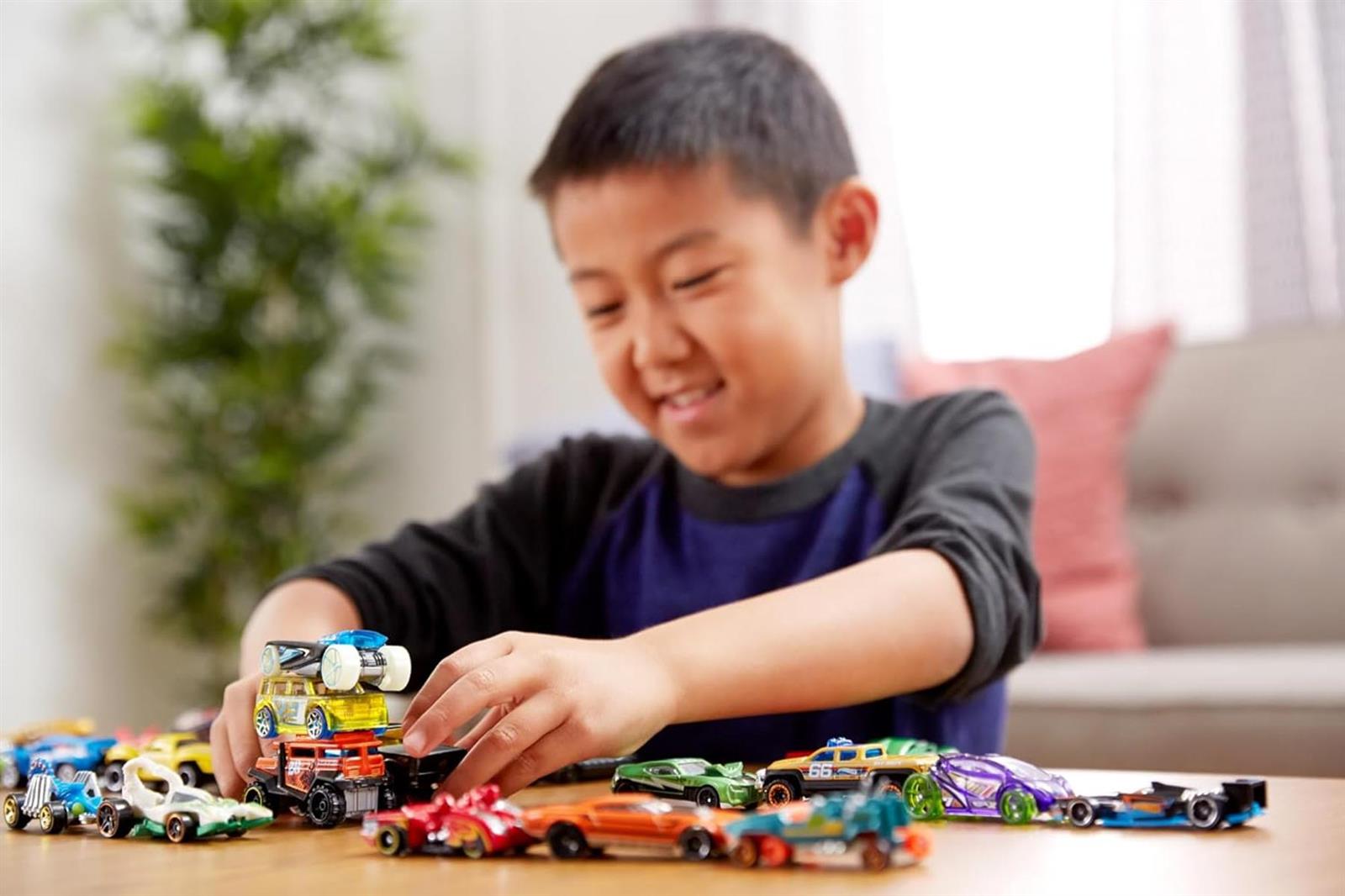 Hot Wheels, Set mit 8 Basic-Spielzeugautos und -Trucks im Maßstab 1:64, inklusive 1 exklusivem Fahrzeug, im Laufe des Jahres erschienen Verschiedene Sortimente, Stil kann abweichen, HPV78