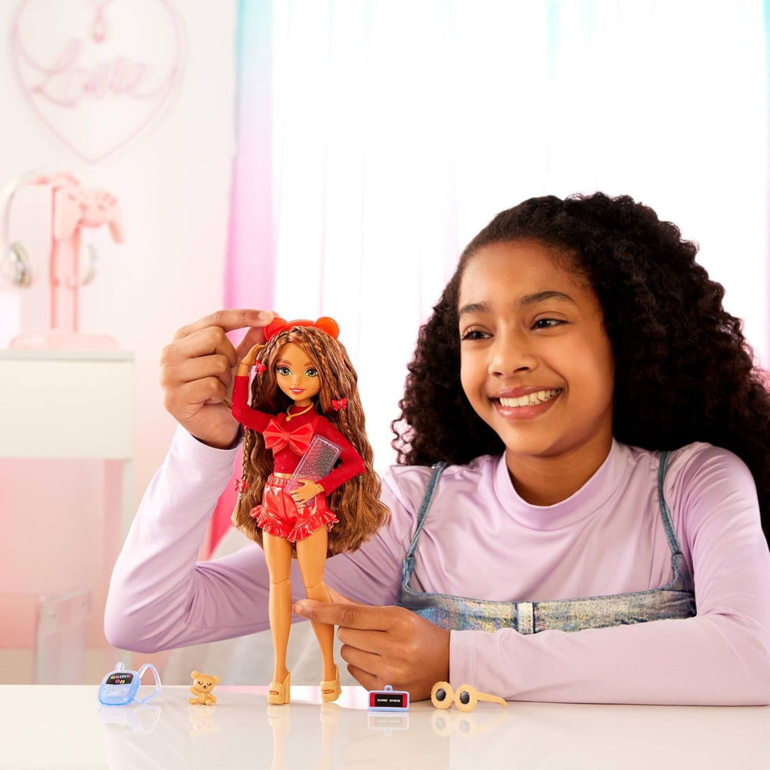 Barbie Dream Besties Puppe und Accessoires, bewegliche Teresa-Modepuppe mit braunem Haar und Haarspangen, 10 Teile zum Thema Videospiele, HYC23