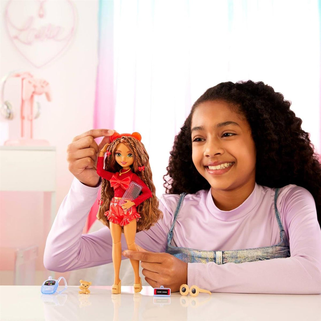 Barbie Dream Besties Puppe und Accessoires, bewegliche Teresa-Modepuppe mit braunem Haar und Haarspangen, 10 Teile zum Thema Videospiele, HYC23