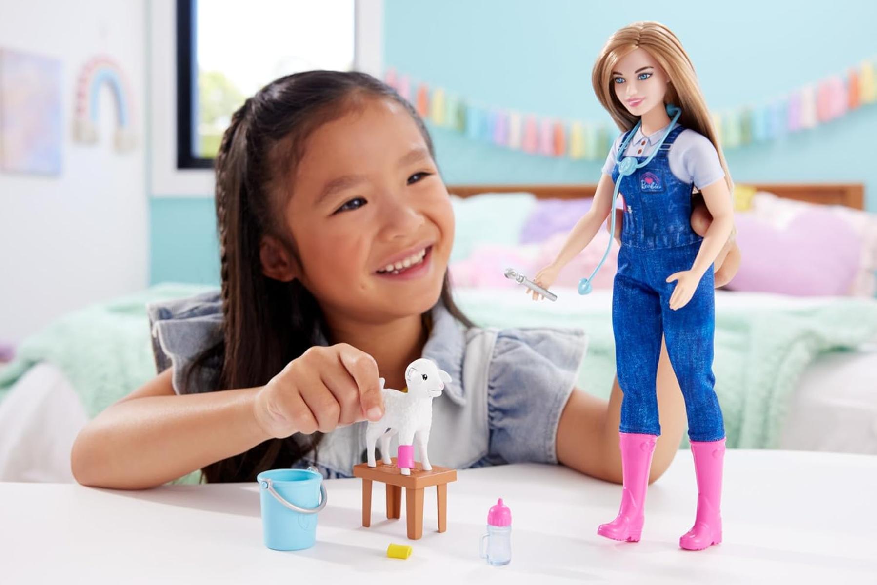 Barbie Puppe zum 65. Jubiläum und 10 Zubehörteile, Hoftierärztin-Set mit Blonder Tierärztin-Puppe, Lamm mit bewegbaren Ohren und mehr, HRG42