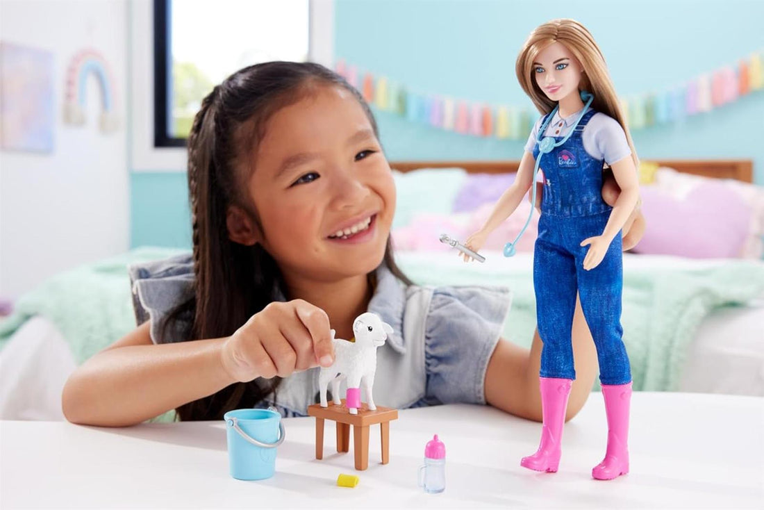 Barbie Puppe zum 65. Jubiläum und 10 Zubehörteile, Hoftierärztin-Set mit Blonder Tierärztin-Puppe, Lamm mit bewegbaren Ohren und mehr, HRG42