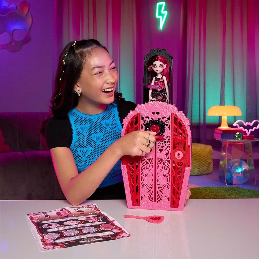 Monster High Skulltimate Secrets Set aus Puppe und Zubehör, Garden Mysteries Draculaura mit zauberhaftem Kleiderschrank und über 19 Teeparty-Überraschungen wie Puppenkleidung, HYT72