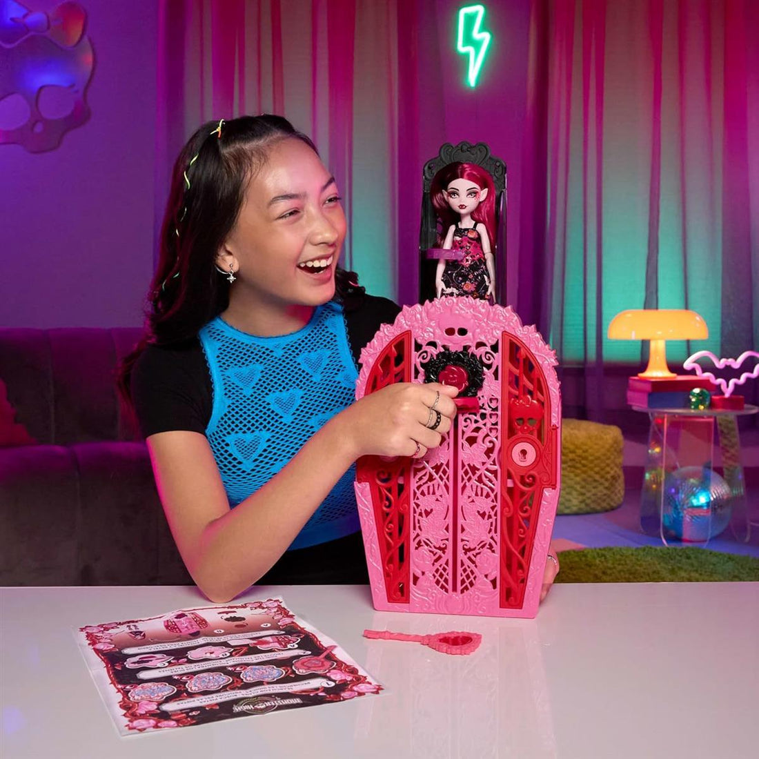 Monster High Skulltimate Secrets Set aus Puppe und Zubehör, Garden Mysteries Draculaura mit zauberhaftem Kleiderschrank und über 19 Teeparty-Überraschungen wie Puppenkleidung, HYT72