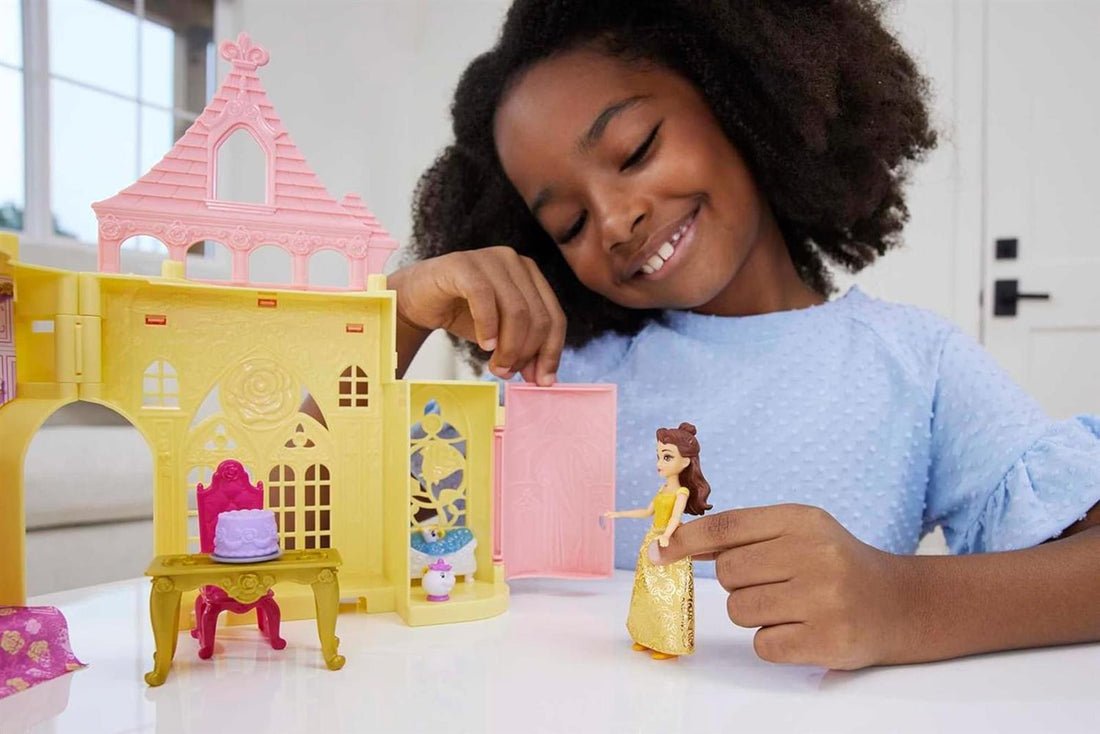Mattel Disney Prinzessin-Spielzeug Belles Stapelschloss Puppenhaus-Spielset mit kleiner Puppe und 9 Teilen inspiriert von dem Disney-Film Reisespielzeug und Geschenke für Kinder JDP54