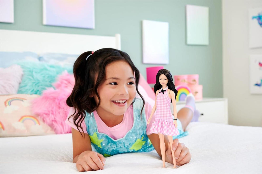 Barbie Fashionistas Puppe #224 mit welligen schwarzen Haaren, rosa Gingham-Kleid und Accessoires, sammelbare Modepuppe zum 65. Jubiläum, HRH21