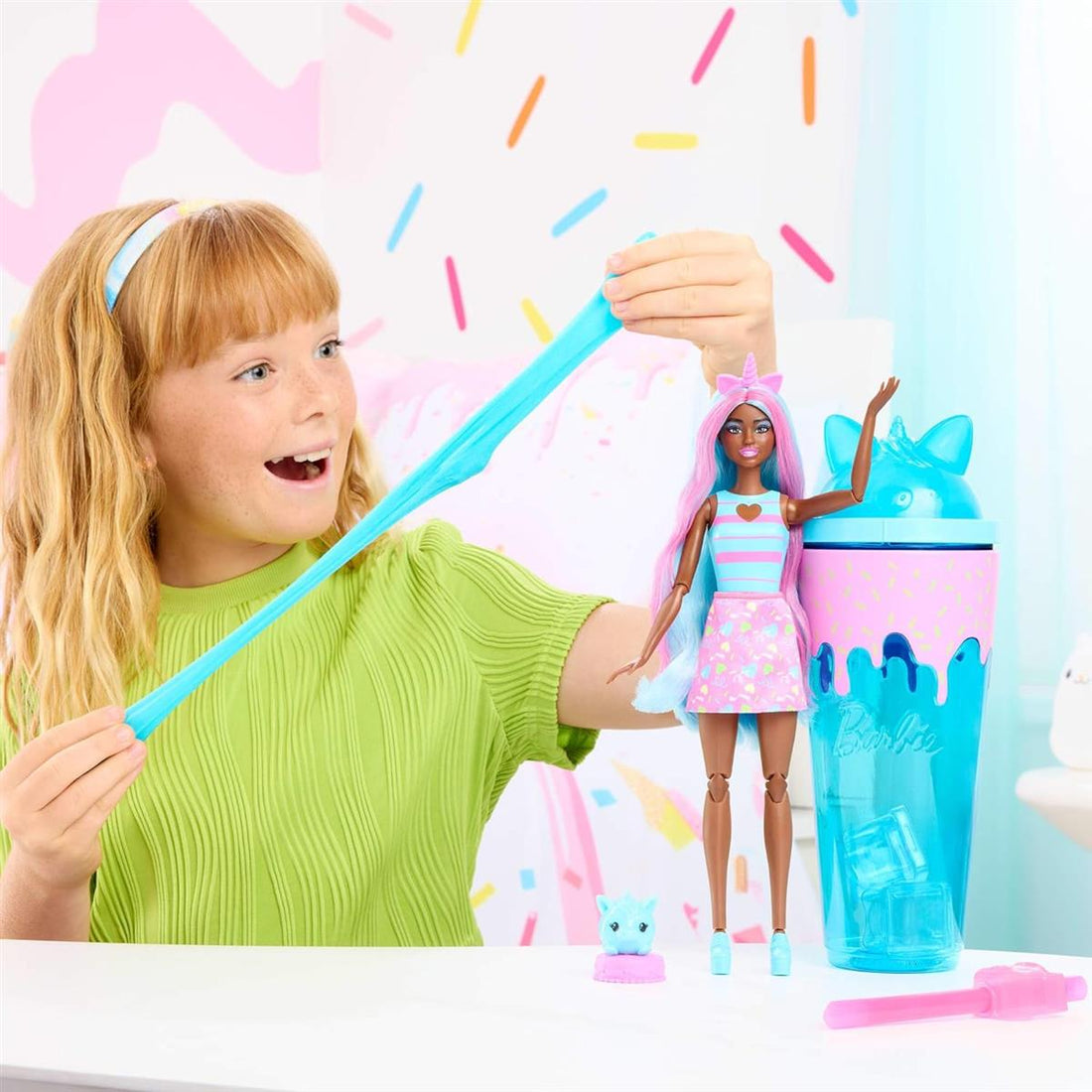 Barbie Pop Reveal Set aus Puppe und Accessoires, Shakes-Serie, duftende Einhorn-Modepuppe & Haustier, 8 Überraschungen inklusive Farbwechsel, JCN86