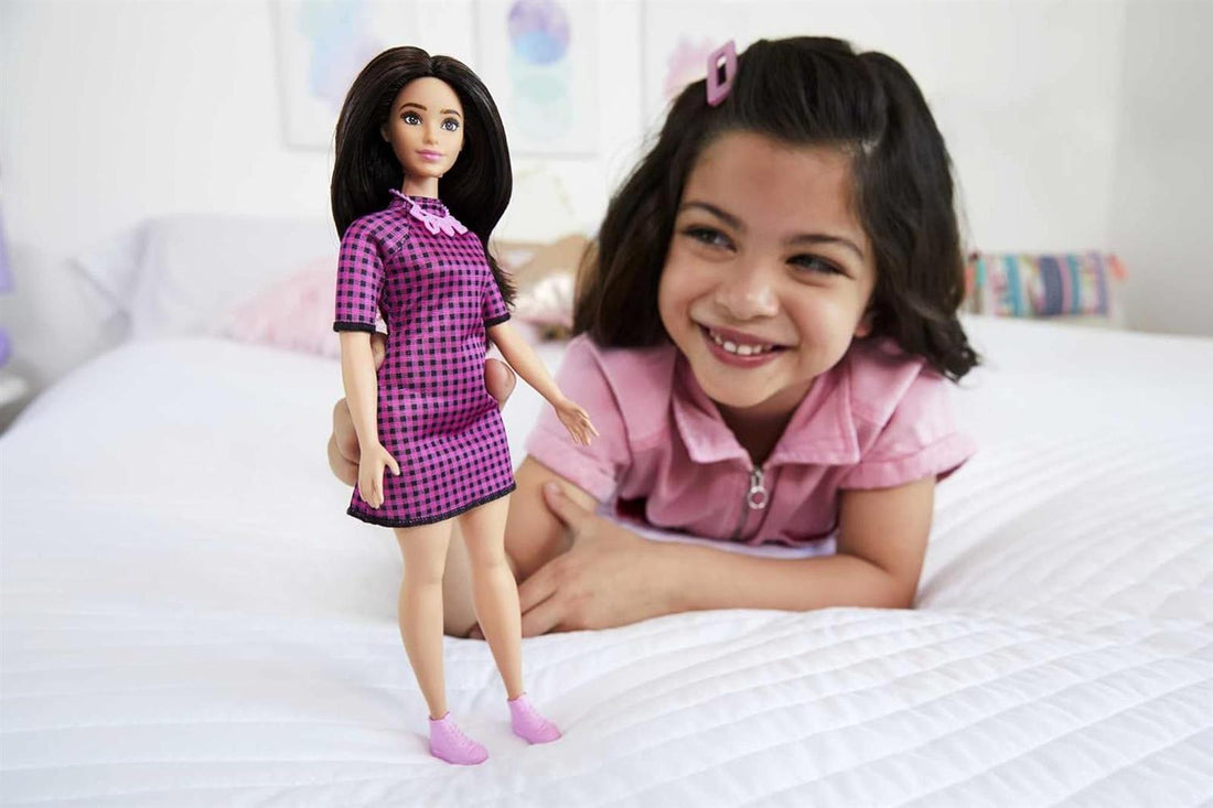 Barbie Fashionistas Puppe, Langen braunen Haaren, Kariertes Kleid, Liebeskette, rosa Schuhe, inkl. Barbiepuppe, Geschenk für Kinder, Spielzeug ab 3 Jahre,HBV20