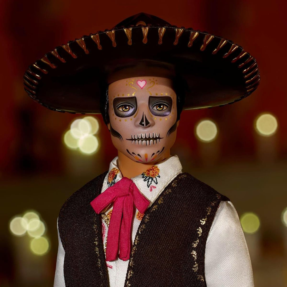 Barbie Signature Puppe, Día De Muertos 2025, Sammelfigur mit cremefarbenem Hemd, schwarzer Weste und Hose, Sombrero und Calavera-Gesichtsbemalung, JBJ06