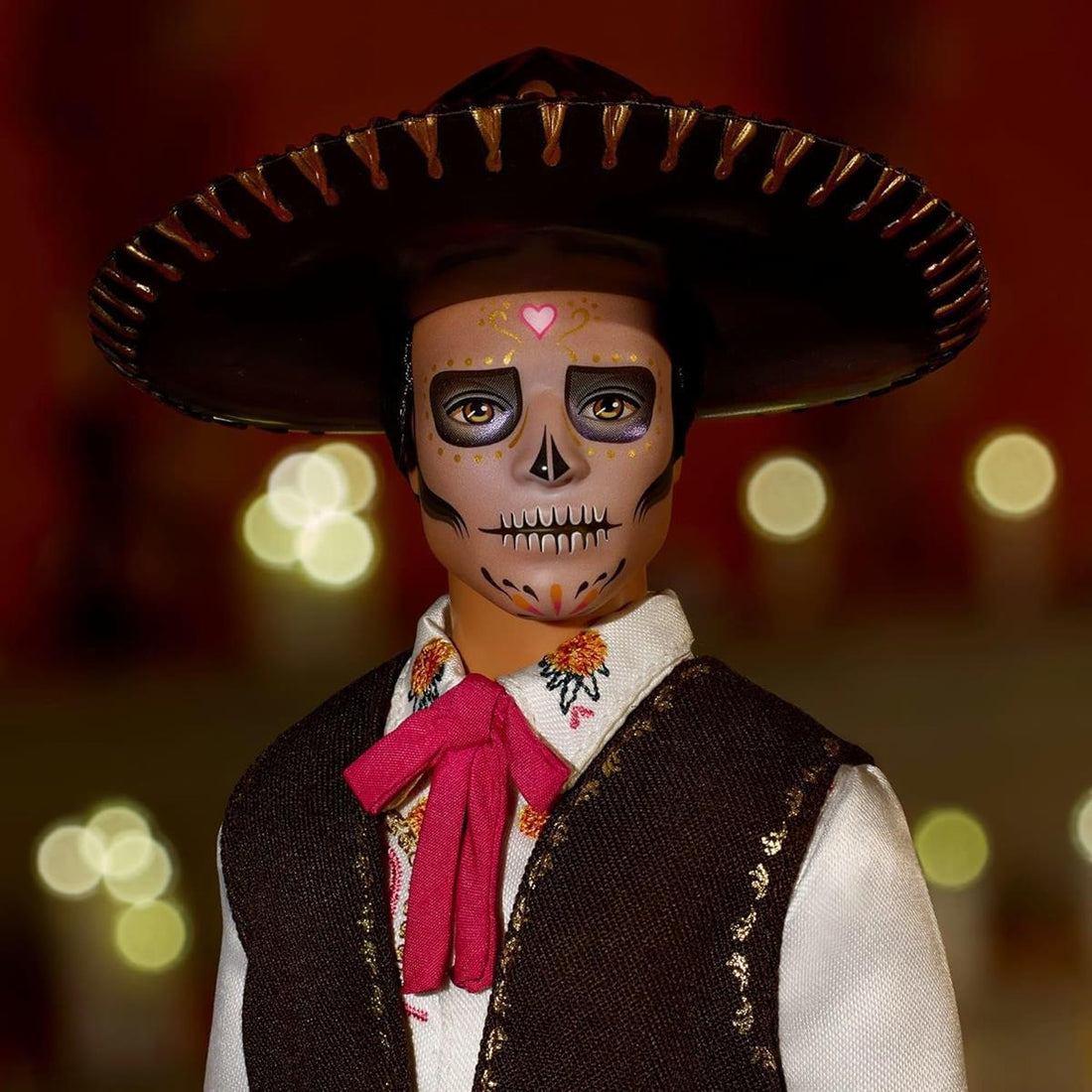 Barbie Signature Puppe, Día De Muertos 2025, Sammelfigur mit cremefarbenem Hemd, schwarzer Weste und Hose, Sombrero und Calavera-Gesichtsbemalung, JBJ06