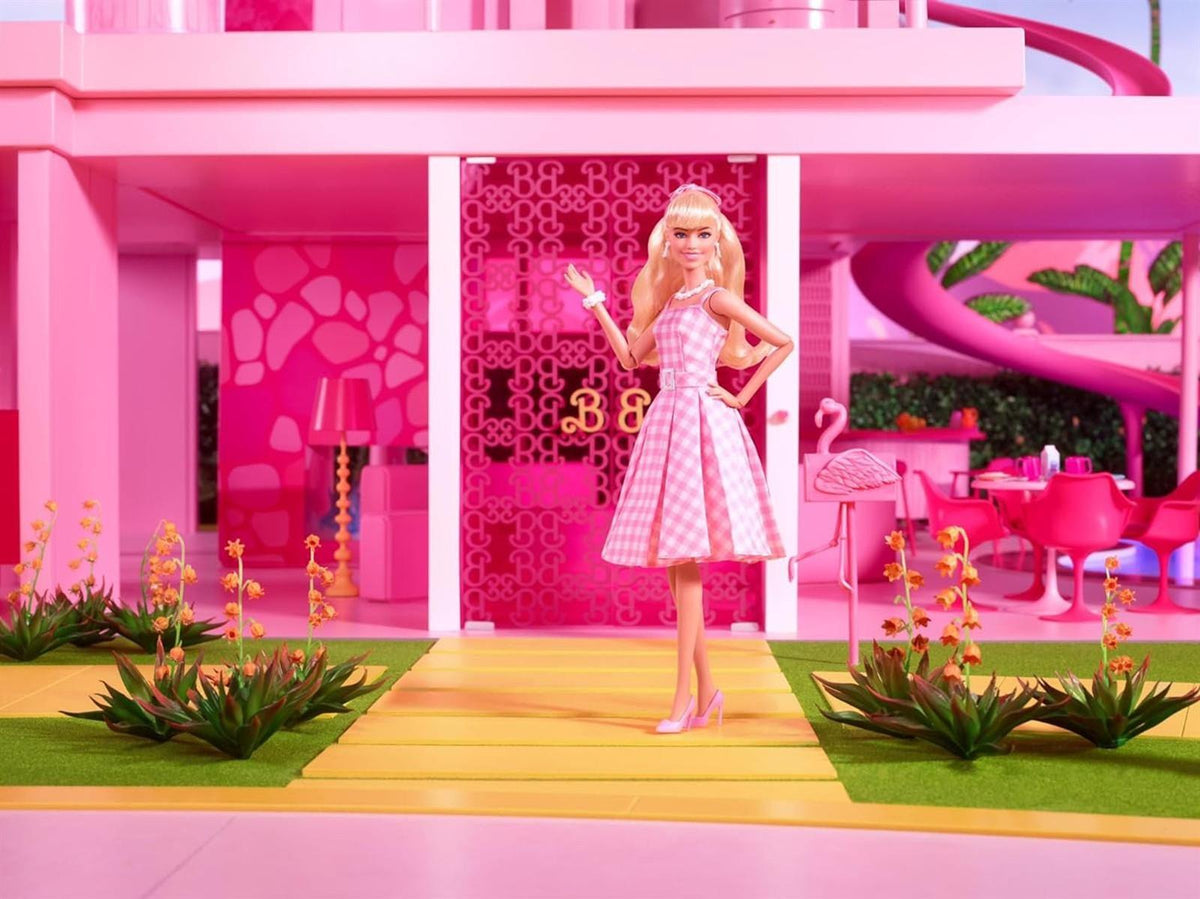 Barbie Puppe, The Movie doll, in rosa weissem Kleid und Gänseblümchen Halskette, Margot Robbie, Sammlerstück, Spielzeug ab 3 Jahre, HPJ96
