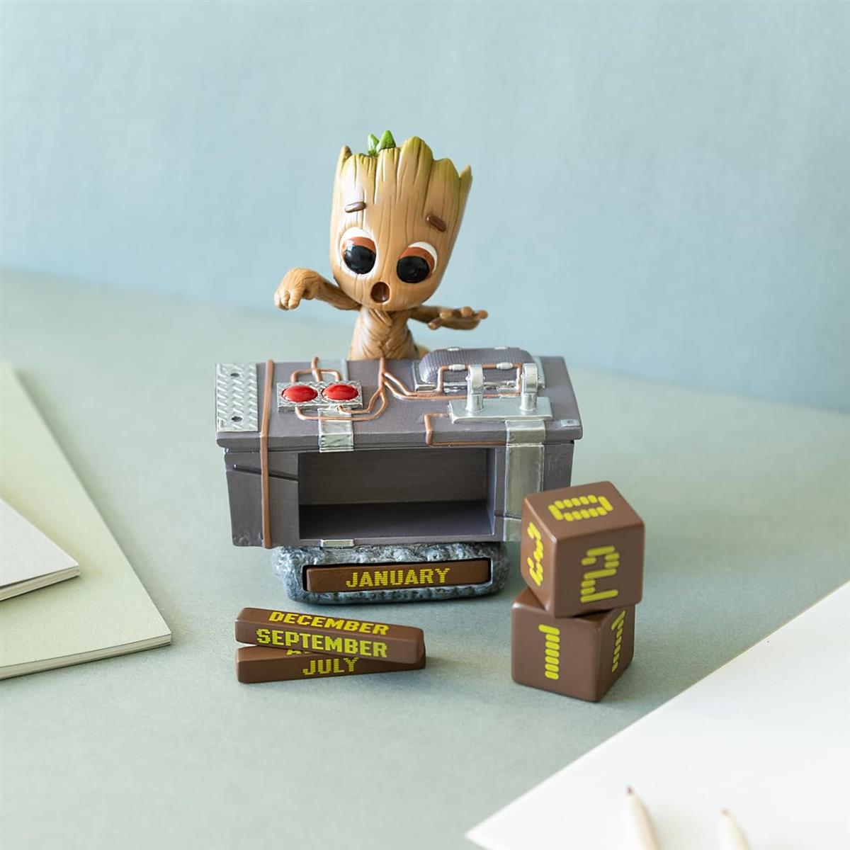 Grupo Erik Ewiger Kalender Marvel Groot Figur Death Button - 3D Kalender Tischkalender zum Aufstellen - Dauerkalender Offizieller Marvel Fanartikelt Büro Deko
