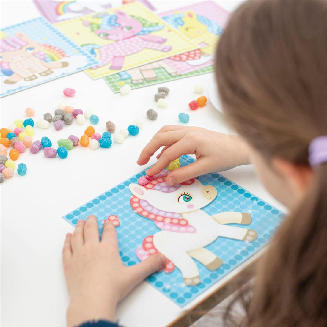 Playmais MOSAIC Dream Pony Kreativ-Set zum Basteln für Kinder ab 5 Jahren | Über 2.300 Stück & 6 Mosaik Klebebilder mit süßen Ponys | Fördert Kreativität & Feinmotorik | Natürliches Spielzeug