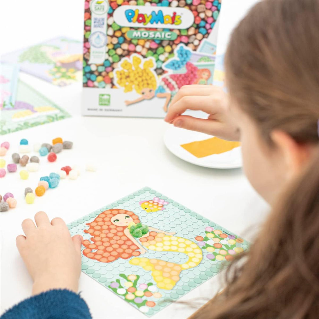 Playmais MOSAIC Dream Mermaid Kreativ-Set zum Basteln für Kinder ab 5 Jahren | Über 2.300 Stück & 6 Mosaik Klebebilder mit Meerjungfrauen | Fördert Kreativität & Feinmotorik | Natürliches Spielzeug