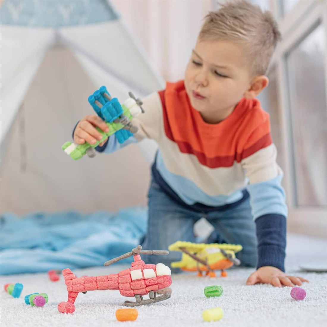 Playmais BASIC My 1st Flight Bastelset für Kinder ab 3 Jahren I Motorik-Spielzeug mit 650 Stück, Zubehör & Anleitung I Natürliches Spielzeug I Fördert Kreativität & Feinmotorik