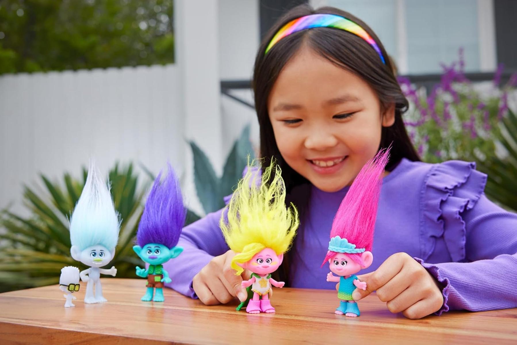 Mattel DREAMWORKS TROLLS Gemeinsam Stark – Königin Poppy, Viva, Branch, Guy Diamond mit Tiny Diamond, Plüschhaar, Mode zum Ausziehen, 5 bewegliche Gelenke, für Kinder ab 3 Jahren, HNF06