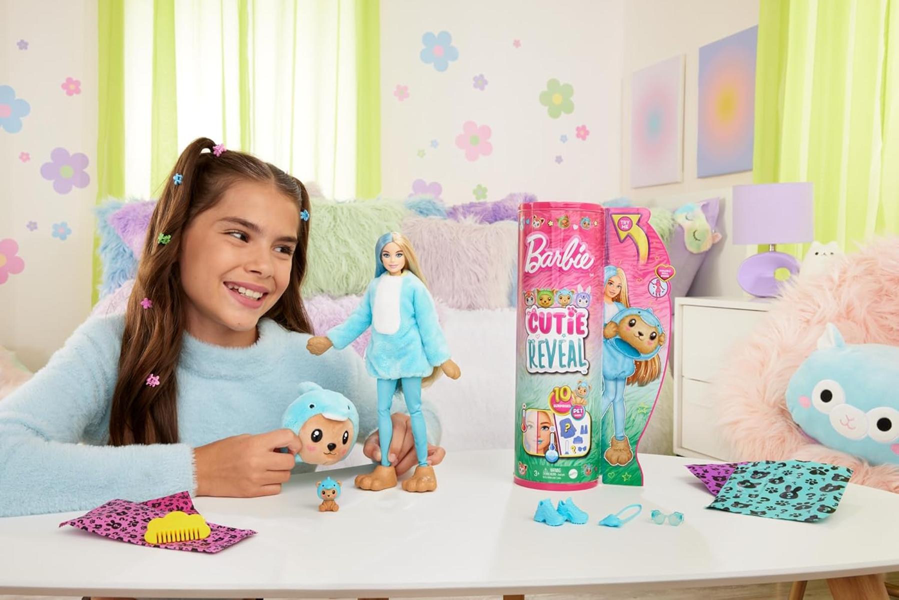 Barbie Cutie Reveal Puppe - 10 Überraschungen, Plüschtierfreunde, Outfits, Farbwechselspaß, Teddybär in Delfin-Plüschkostüm, Colorblock-Haare, Mini-Haustier, Fleece-Jacke, ab 3 Jahren, HRK25