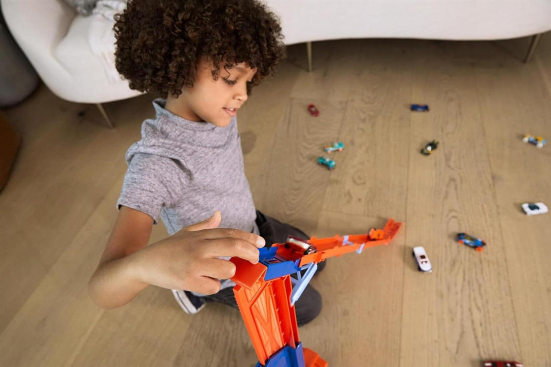 HOT WHEELS City Transporter - mit ausfahrbarer Abfahrtsrampe, Ladefläche für 20 Fahrzeuge und Spezialräder - Geschenk für Kinder ab 4 Jahren, HDY92
