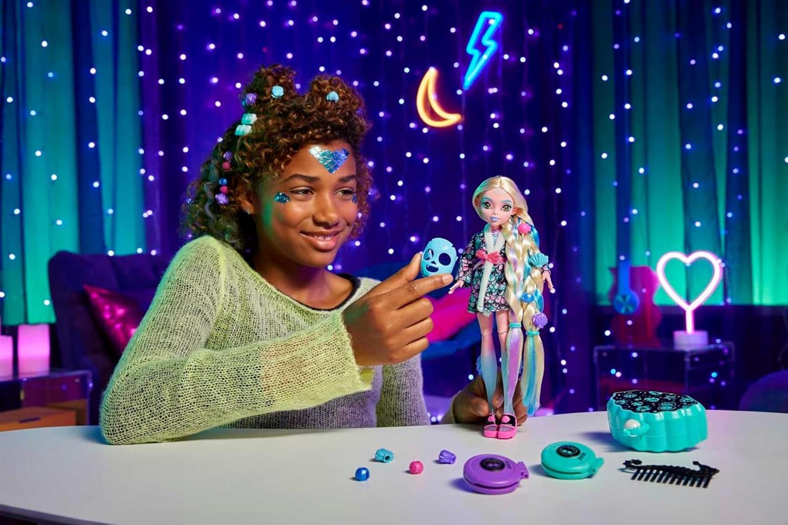 Monster High Puppe, Lagoona Blue Spa Day Set mit Wear and Share Zubehör wie Haarspangen, Haarkreide und Tattoos (HKY69)