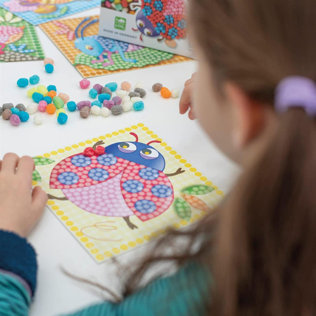 Playmais Mosaic Little Bug Kreativ-Set zum Basteln für Kinder ab 3 Jahren | Über 2.300 Stück & 6 Mosaik Klebebilder mit Käfer, Biene & Co | Fördert Kreativität & Feinmotorik | Natürliches Spielzeug