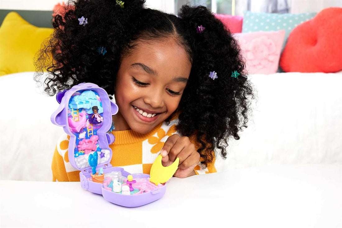 Polly Pocket Puppen und Spielset, Traumland-Schatulle in Lammform, Reisespielzeug mit 1 Minipuppe, Haustier-Einhorn, Futter- und Stylingzubehör, JCB15