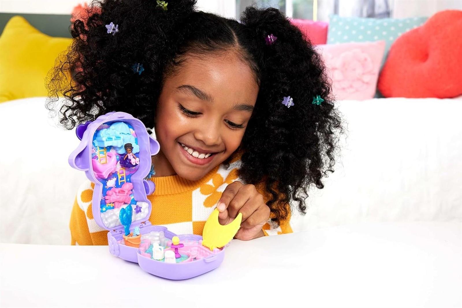 Polly Pocket Puppen und Spielset, Traumland-Schatulle in Lammform, Reisespielzeug mit 1 Minipuppe, Haustier-Einhorn, Futter- und Stylingzubehör, JCB15
