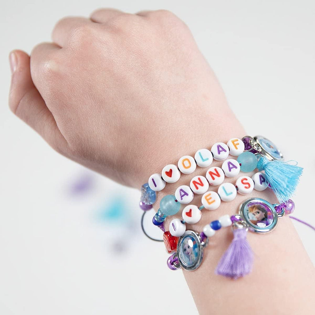 Totum Schmuckbastelset: Buchstaben Armbänder basteln mit Motiven von Anna, Elsa & Olaf und bunten Buchstaben Perlen,Geschenk für Mädchen ab 4 Jahren, 681460