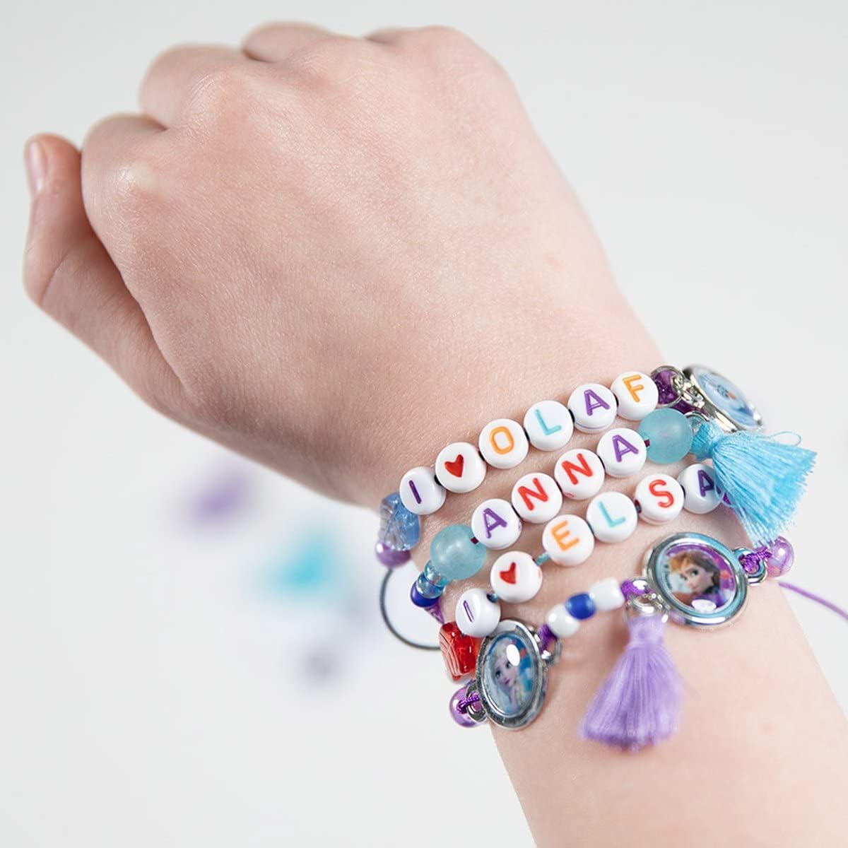 Totum Schmuckbastelset: Buchstaben Armbänder basteln mit Motiven von Anna, Elsa & Olaf und bunten Buchstaben Perlen,Geschenk für Mädchen ab 4 Jahren, 681460