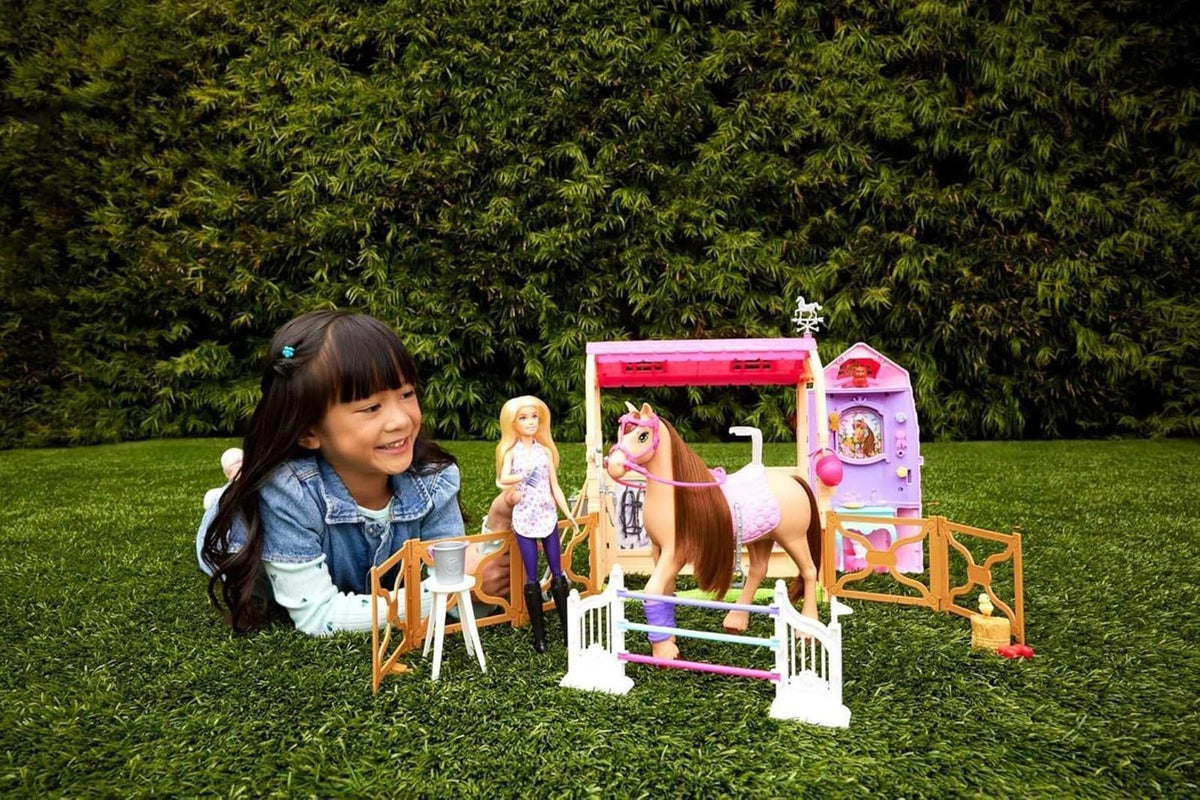 Barbie Spielzeugstall-Spielset mit Puppe, Pferd und Zubehör, mehr als 25 Teile mit 6 Spielbereichen, inspiriert von Barbie Mysteries: Das geheimnisvolle Pferdeabenteuer“, HXJ44