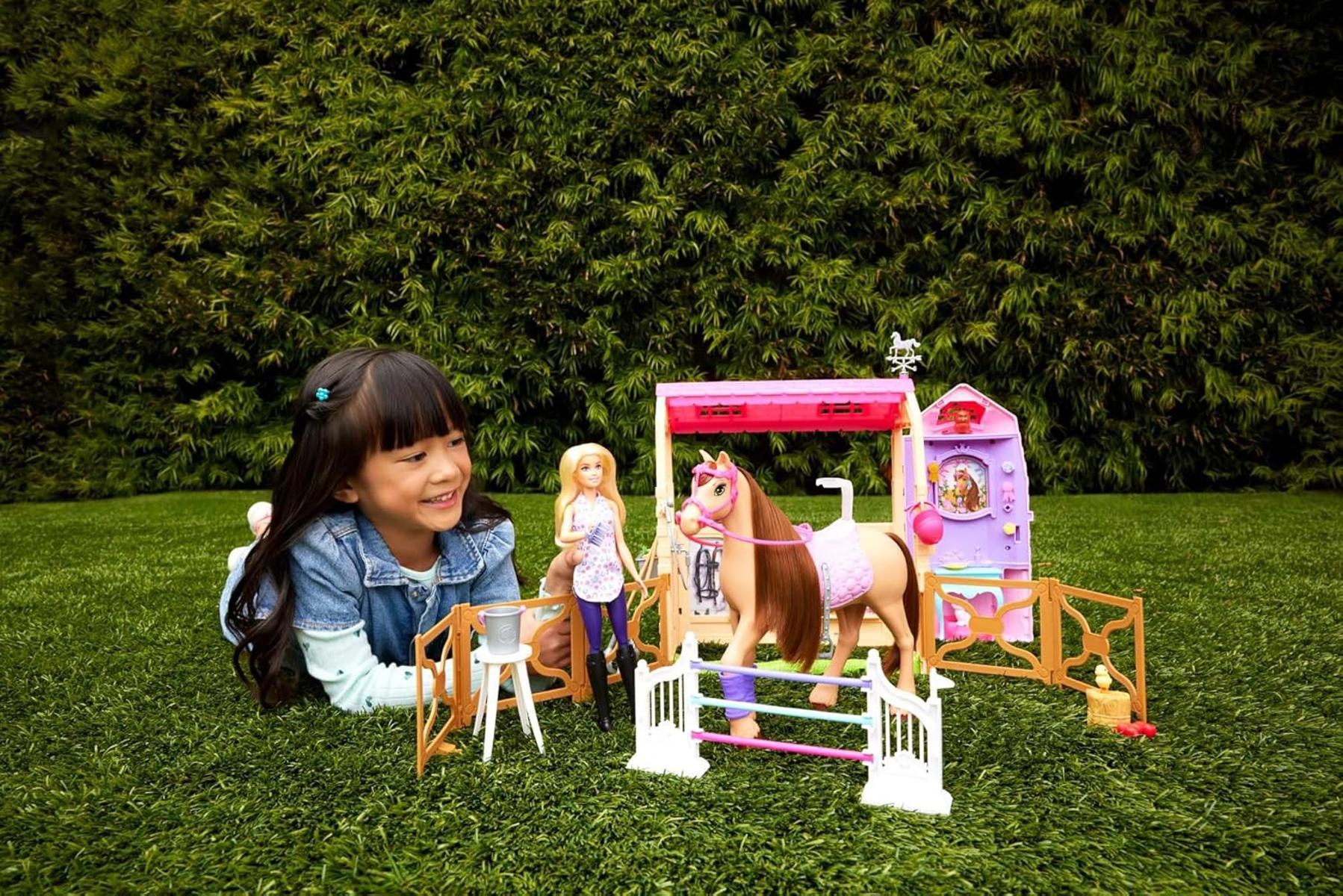 Barbie Spielzeugstall-Spielset mit Puppe, Pferd und Zubehör, mehr als 25 Teile mit 6 Spielbereichen, inspiriert von Barbie Mysteries: Das geheimnisvolle Pferdeabenteuer“, HXJ44