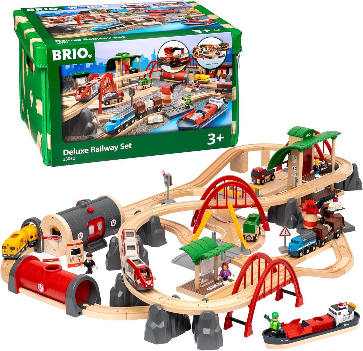 BRIO World 33052 Straßen & Schienen Bahn Set Deluxe - Straßen & Schienen Eisenbahn - Kleinkindspielzeug empfohlen für Kinder ab 3 Jahren