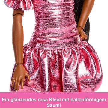 Barbie Deluxe Style-Puppe #6 mit korallfarbenem Metallic-Kleid und ballonförmigem Saum, schwarzhaarigem Pferdeschwanz und verschiedenen Accessoires wie Sonnenbrille, Schmuck und Handtasche, JFP41