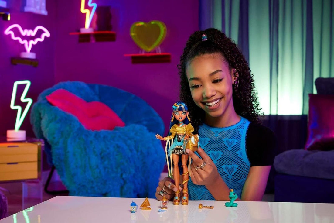 Monster High Cleo De Nile Puppe in goldener Bluse und mehrlagigem Rock  Accessoires HXH74 4+