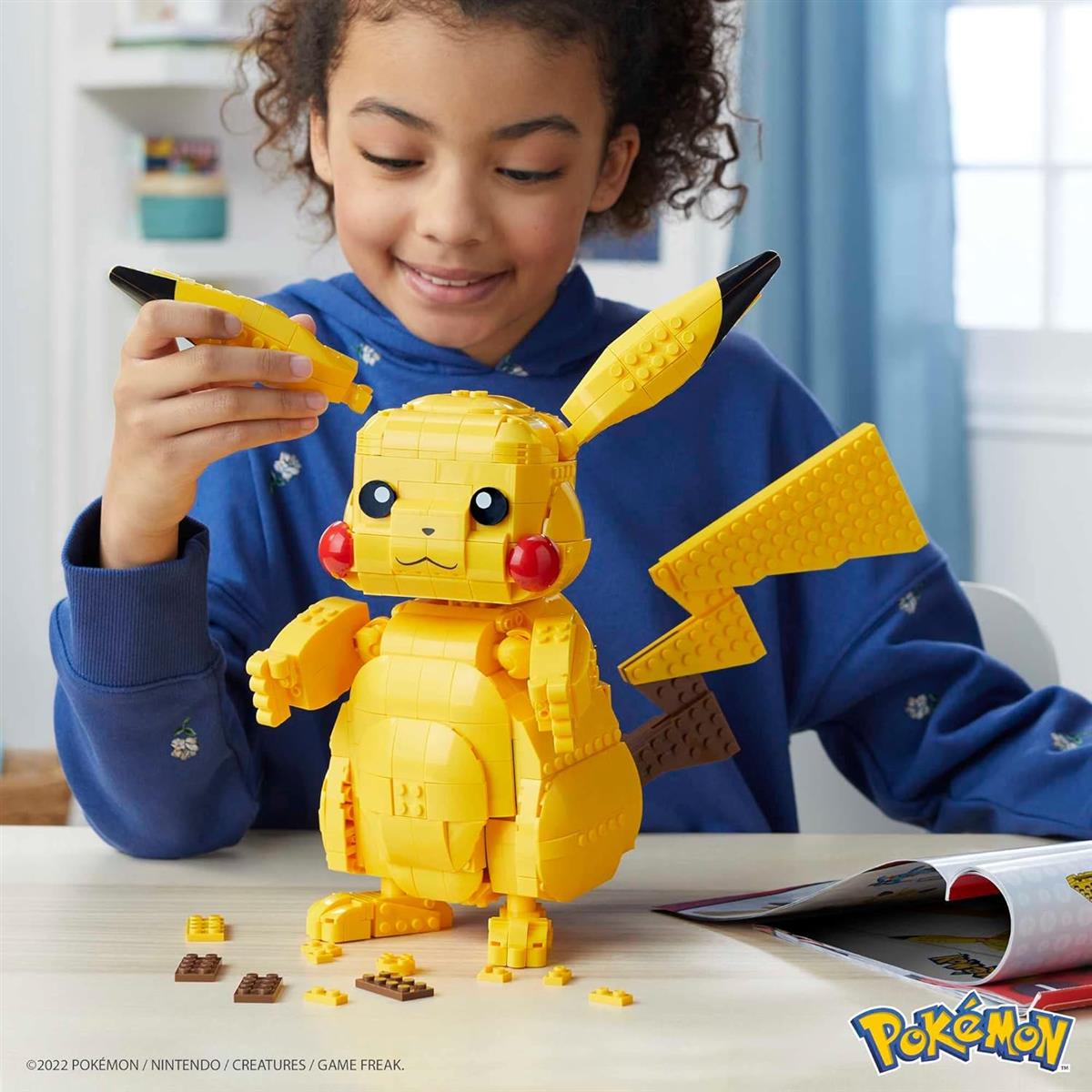 Mega Pokémon Figuren, Jumbo Pikachu Figur zum Zusammenbauen, Höhe: 30cm, bewegliche Beine/Arme/Ohren und Schweif, Pokémon Spielzeug, Spielzeug ab 6 Jahre, FVK81