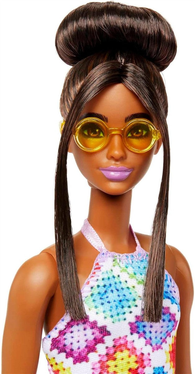 Barbie Fashionistas - Puppe Nr. 210 mit glamourösem Dutt und gehäkeltem Neckholder-Midikleid, Goldener Sonnenbrille und klobigen gelben Sandalen, für Kinder ab 3 Jahren, HJT07