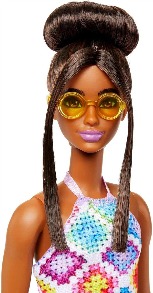 Barbie Fashionistas - Puppe Nr. 210 mit glamourösem Dutt und gehäkeltem Neckholder-Midikleid, Goldener Sonnenbrille und klobigen gelben Sandalen, für Kinder ab 3 Jahren, HJT07