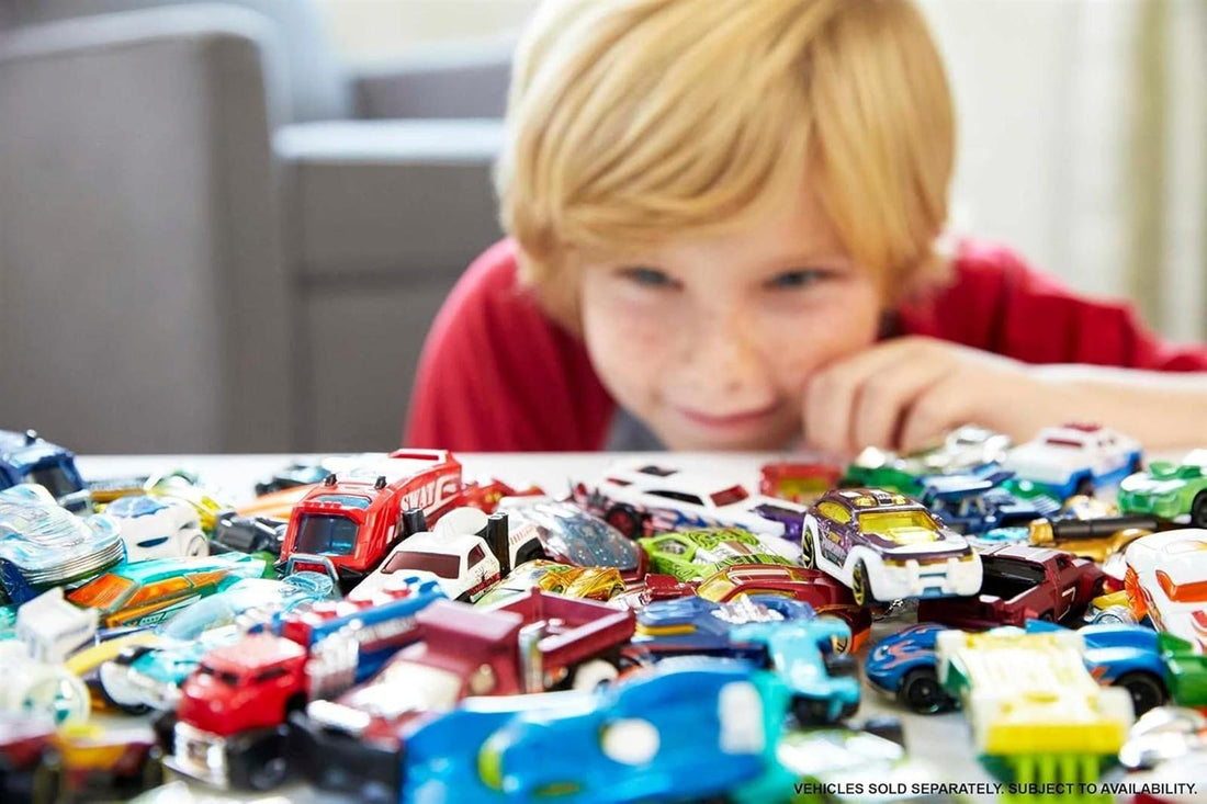 Hot Wheels, Set mit 8 Basic-Spielzeugautos und -Trucks im Maßstab 1:64, inklusive 1 exklusivem Fahrzeug, im Laufe des Jahres erschienen Verschiedene Sortimente, Stil kann abweichen, HPV78
