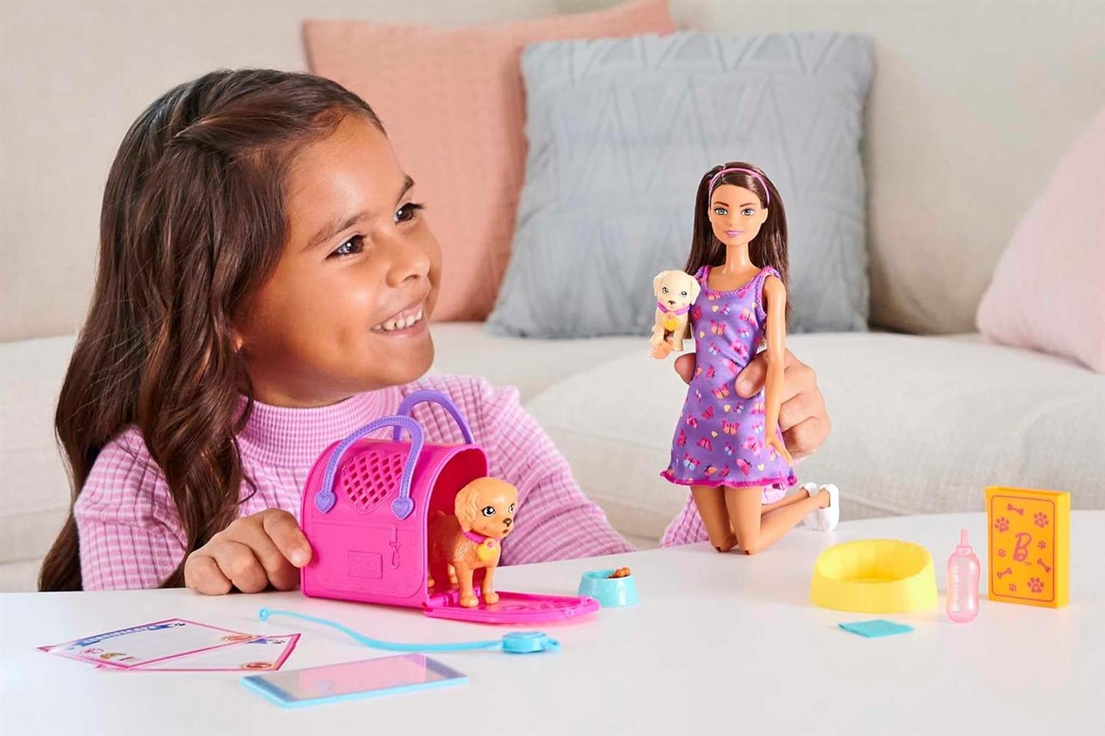 Barbie Welpenadoption Puppe und 2 Welpen mit Adoptionszertifikate Farbwechseleffekt Transportbox + Zubehör für Kinder ab 3 Jahren, HKD86