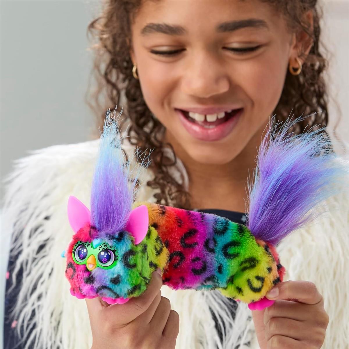 Furby DJ Furblets RAIN Bow bunt-gemustertes elektronisches Plüschspielzeug Macht Musik, Geräusche und spricht Furbisch, Stofftier für Kinder ab 6 Jahren mit Schlüsselanhänger