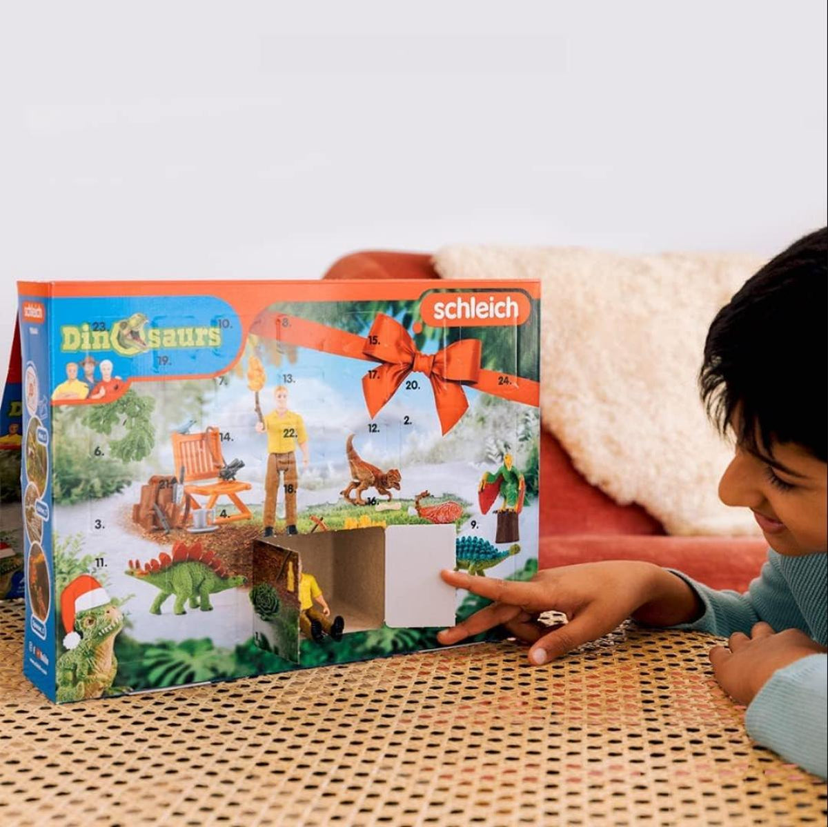 SCHLEICH 98644 Adventskalender Dinosaurs 2023, für Kinder ab 5 Jahren, für Dino-Fans mit Einer menschlichen Spielfigur, Einer Menge Dinosaurier und Zubehör für das Dschungel Abenteuer
