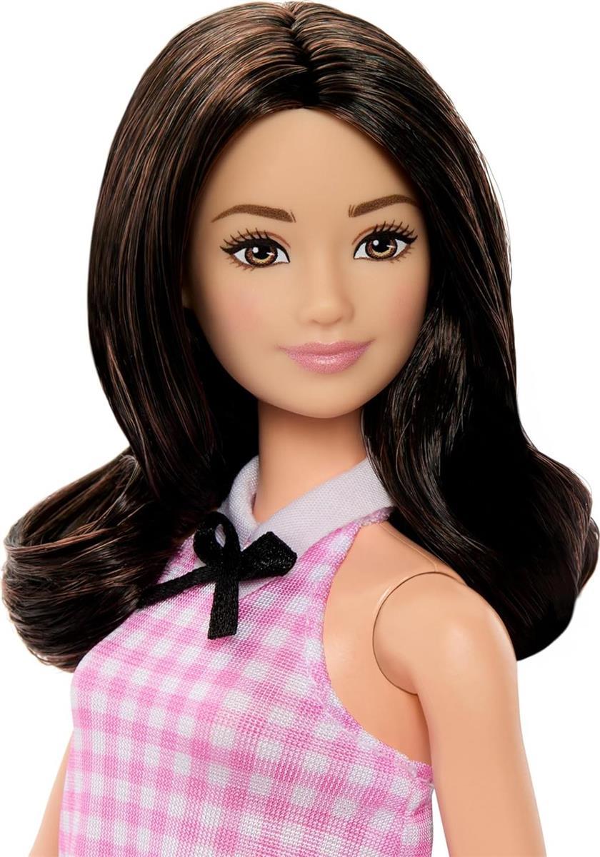 Barbie Fashionistas Puppe #224 mit welligen schwarzen Haaren, rosa Gingham-Kleid und Accessoires, sammelbare Modepuppe zum 65. Jubiläum, HRH21