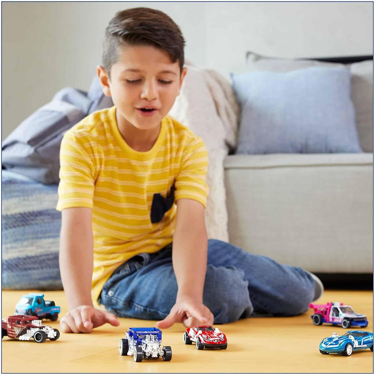 Hot Wheels Pull-Back Speeders Spielzeugauto im Maßstab 1:43, Auto zum Zurückziehen und Loslassen, mit Rolomatic-Motor oder Tür, Kofferraum oder Motorhaube zum Öffnen, Modelle können variieren, HPR70