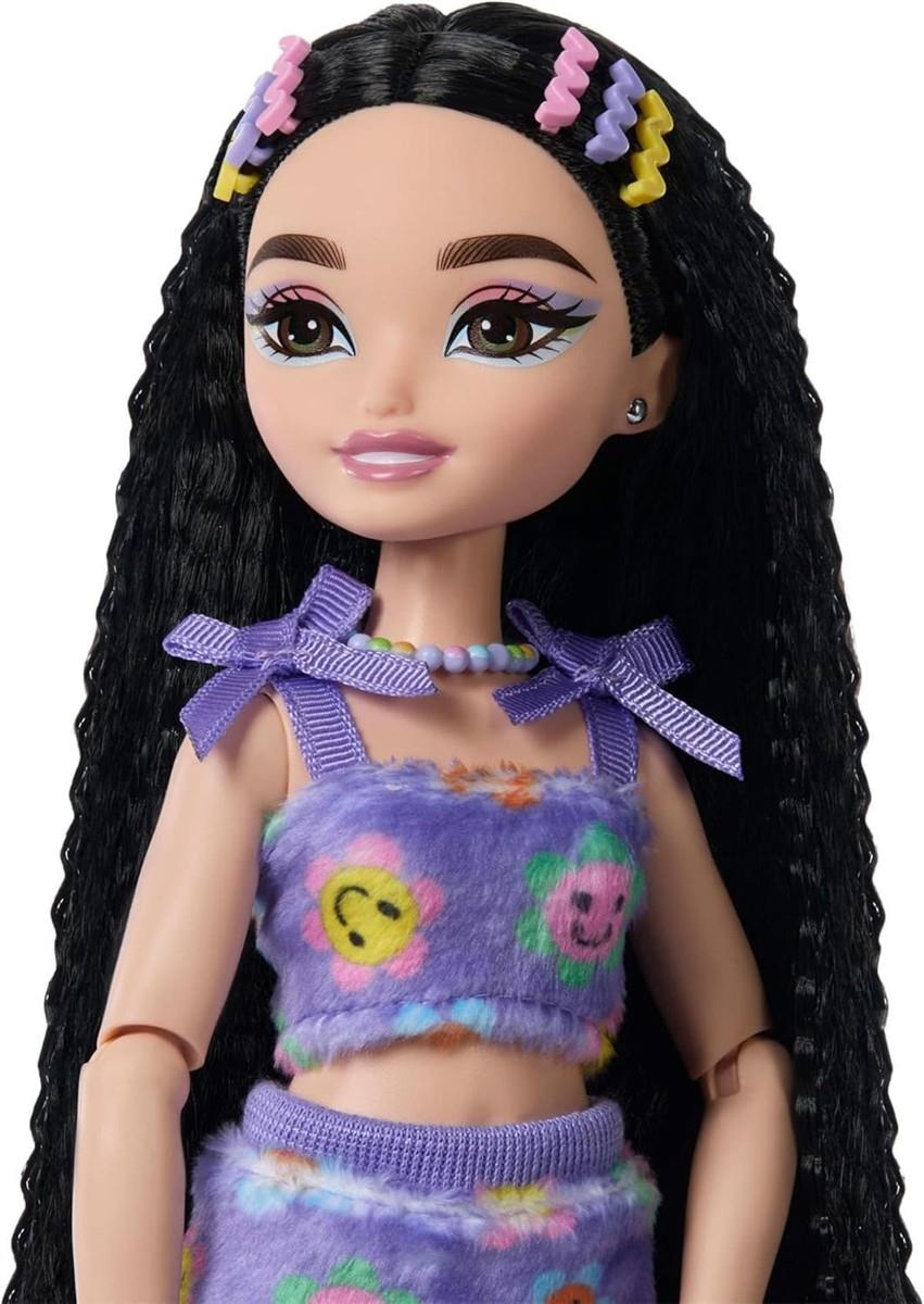 Barbie Dream Besties Puppe und Accessoires, bewegliche Barbie Renee Rollschuh-Modepuppe mit schwarzem Haar, 12 Zubehörteile zum Thema Video und Essen, JFX99