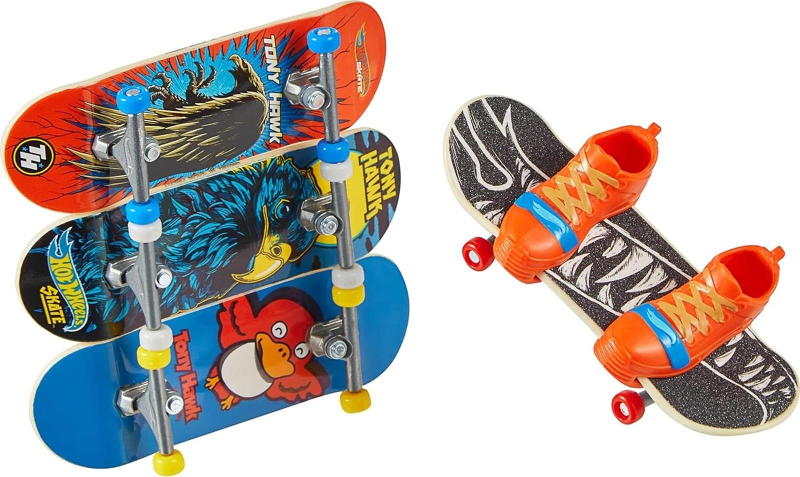 Hot Wheels Skate Tony Hawk Griffbrett & abnehmbare Skateschuhe Multipack, 4 komplett montierte Boards, 2 Paar Skateschuhe, 1 Exklusives Set
